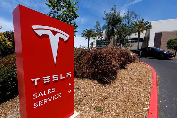 Fired Employees Sue Tesla Over Mass Layoff