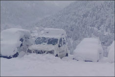 jammu srinagar highway closed 20 families stuck in snow in rajouri