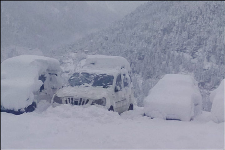 jammu srinagar highway closed 20 families stuck in snow in rajouri