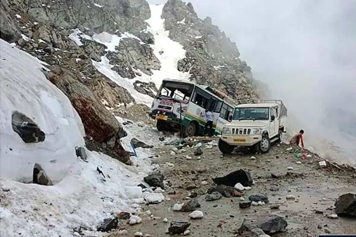 Stone fell on a moving bus in Chamba 1 killed 7 injured