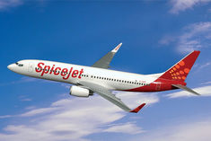 emergency landing of spicejet flight from delhi to dubai in pakistan