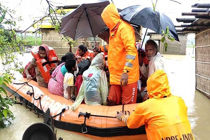 assam floods bollywood is sending help to the victims pm said center and state government will help 
