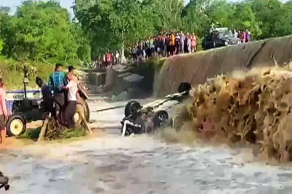 big accident in uttarakhand car washed away in river 9 dead