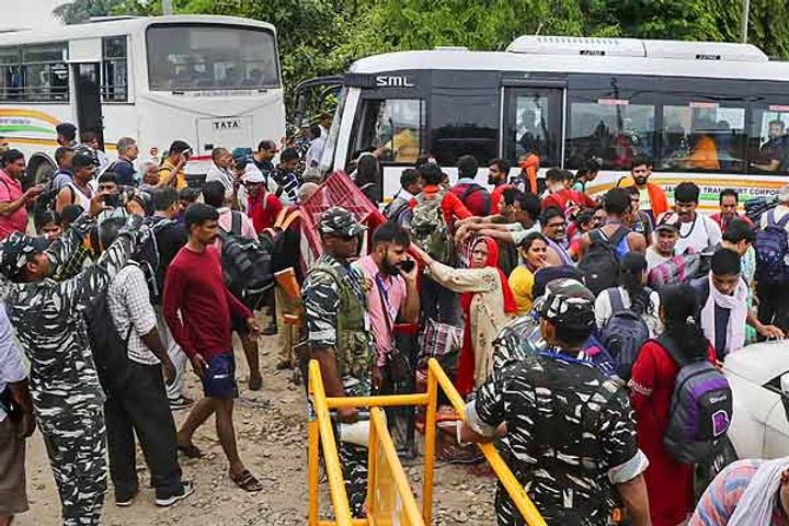 new batch of pilgrims leave from jammu base camp to see baba barfani