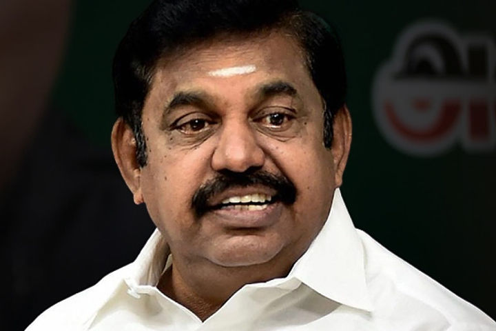 split in aiadmk supporters of palaniswami and panneerselvam clashed 