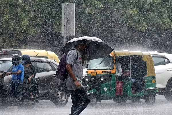 heavy rains in many districts of gujarat madhya pradesh and maharashtra life disrupted