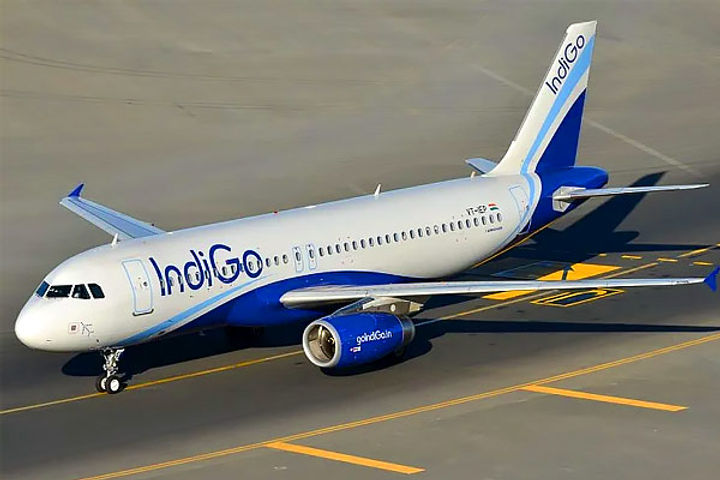 emergency landing of indigo flight from delhi to vadodara in jaipur