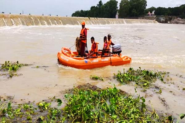 5 people including car drown in shivnath river search continues for 6 hours