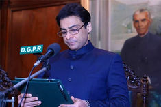 pakistani pms son lost his post chaudhary parvez elahi became the new cm of punjab province