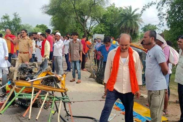 6 people killed 6 injured in innova and auto collision in banda