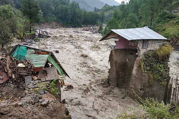 Heavy rains cause landslides in Uttarakhand and Himachal Pradesh, 200 roads closed, soldier killed