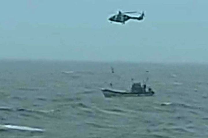 After Raigad 10 fishermen stranded in the sea were airlifted After Raigad 10 fishermen stranded in the sea were airlifted