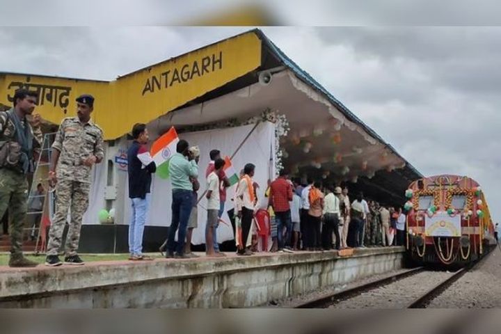 Train reached Antagarh after 75 years of independence crowd gathered at the station