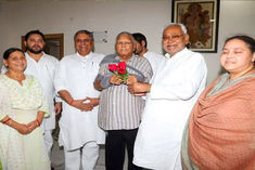 cm nitish met lalu and wished him speedy recovery by offering flowers