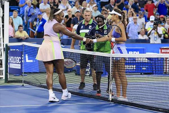40 year old serena williams was defeated by 19 year old emma radukanu 40 year old serena williams was defeated by 19 year old emma radukanu