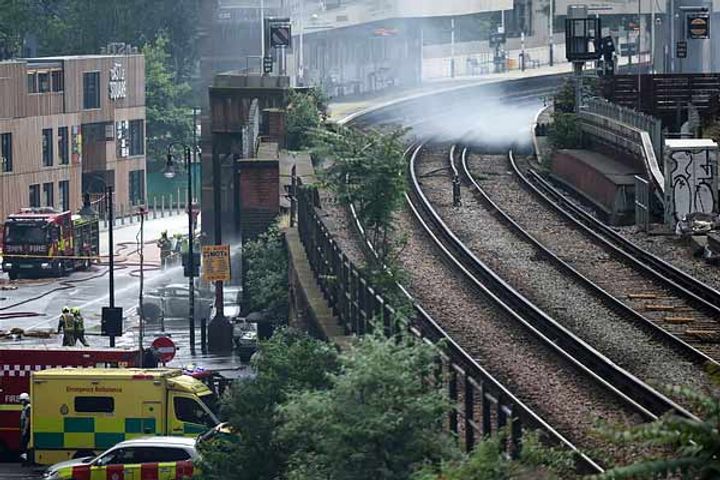 a fire broke out near union street railway station in londons sadark 70 fire tenders working to exti