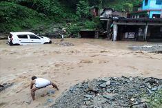 heavy rain in himachal pradesh vehicles washed away in chamba 20 houses damaged