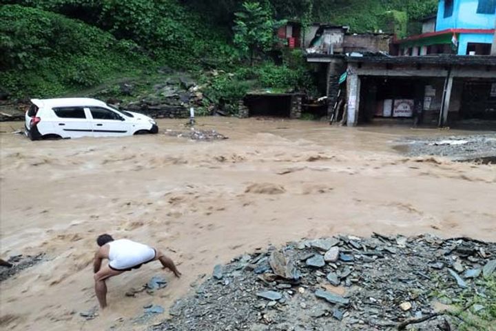 heavy rain in himachal pradesh vehicles washed away in chamba 20 houses damaged