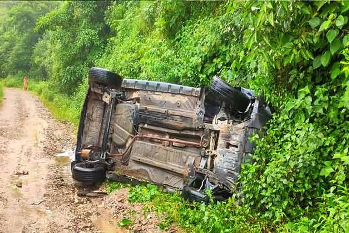 The car of MBBS trainees overturned in Mandi one died five people were on board