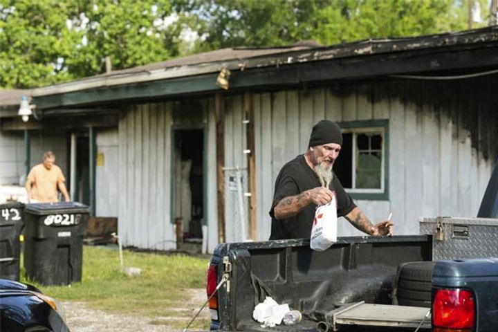 fire breaks out in a building in houston shooter shoots people exiting 3 killed