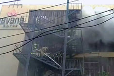 fierce fire broke out in hazratganj hotel in lucknow 18 rescued many still trapped