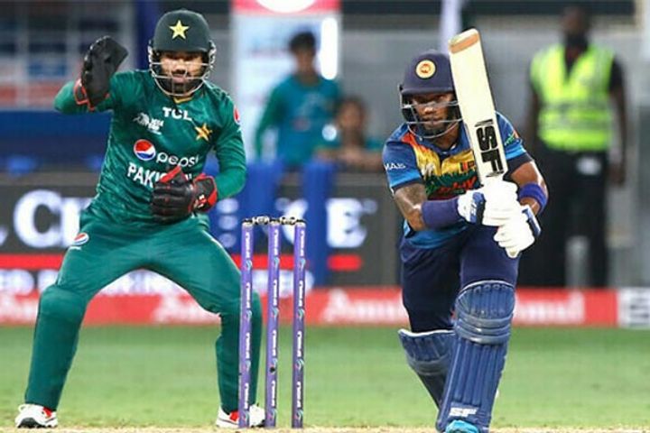 Rizwan hastened to take the review Babar said I am the captain