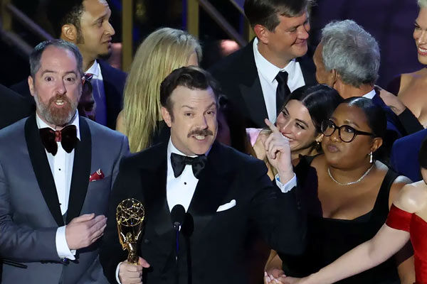 74th emmy awards jean smart and jason sudeikis win best actress and actor in a comedy series