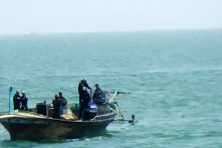 40 kg drugs worth rs 200 crore recovered from pakistani boat that entered indian territory