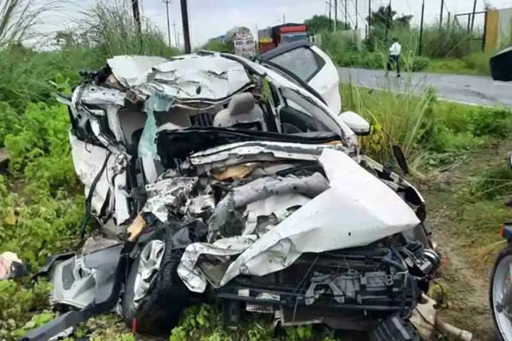 truck hit car in unnao 3 killed one injured