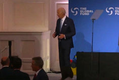 biden looks confused on stage looks lost after addressing audience