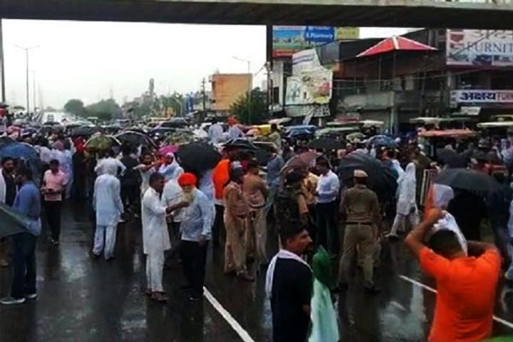Angry farmers stand on National Highway 44 due to non government procurement of paddy