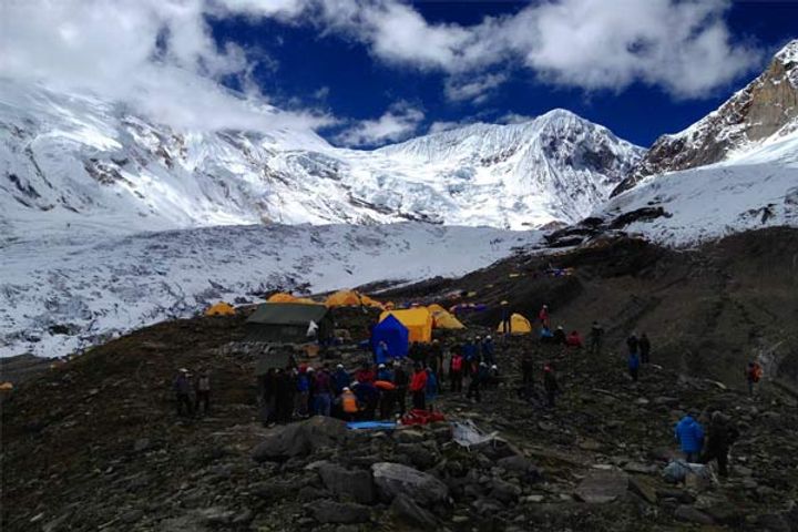 Avalanche in Mount Manaslu two climbers killed many injured