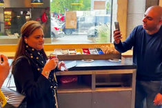 In London Pakistani minister Maryam was surrounded by Pakistani Peoples 