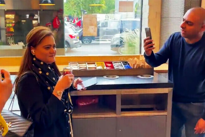 In London Pakistani minister Maryam was surrounded by Pakistani Peoples 