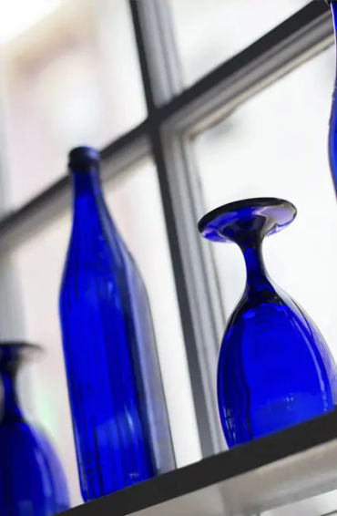 glass, sand, lime, soda, ash, high temperaturea