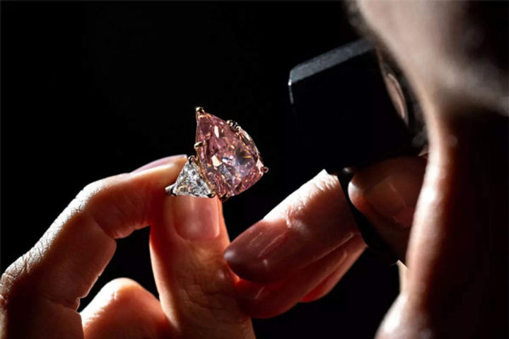 largest fancy vivid pink diamond to be auctioned in geneva for 285 crores largest fancy vivid pink diamond to be auctioned in geneva for 285 crores