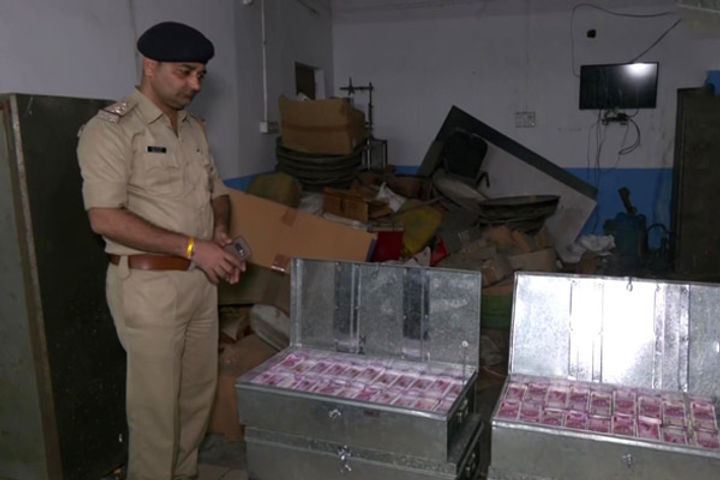 Fake notes worth about Rs 26 crore seized from ambulance in Surat Fake notes worth about Rs 26 crore seized from ambulance in Surat