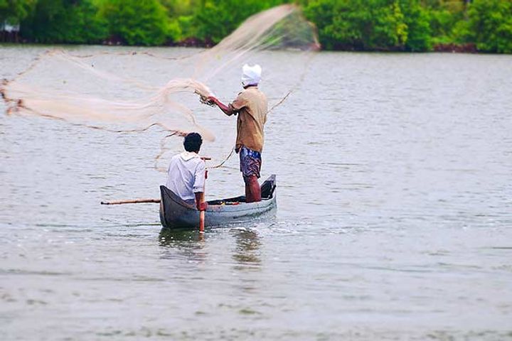 16 indian fishermen in pakistans custody accused of fishing illegally