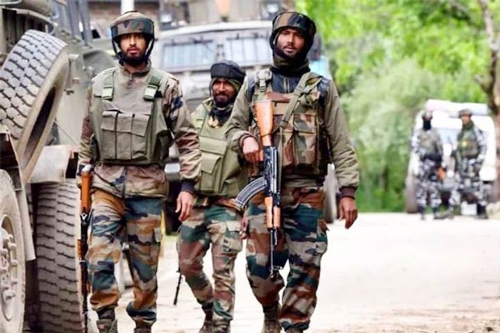 one policeman martyred crpf jawan injured in pulwama terror attack