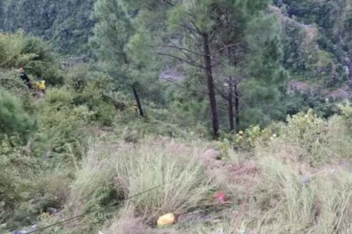 bus fell into 500 meters deep gorge in uttarakhand 25 lives lost so far bus fell into 500 meters deep gorge in uttarakhand 25 lives lost so far