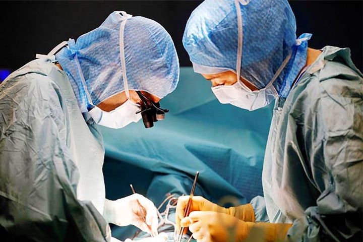 the young man had glass in his stomach 11 doctors operated for two and a half hours and saved his li