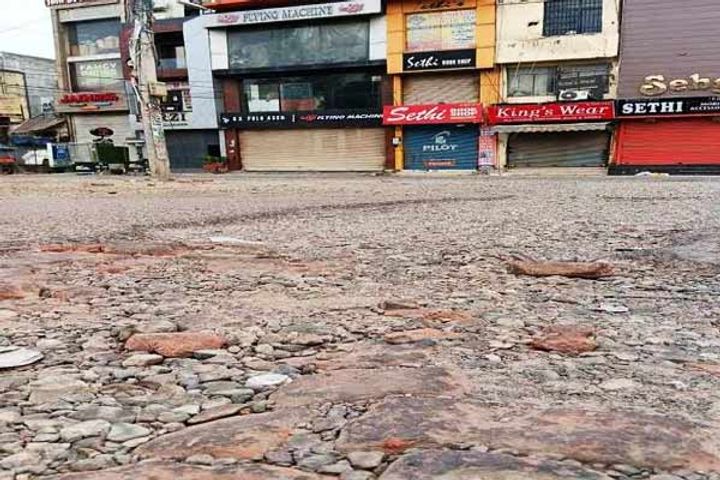 showroom wall collapses in mohali 8 workers buried 2 dead 2 storey building collapses in delhi girl 