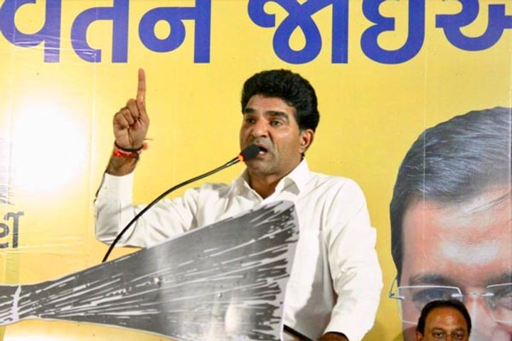 isudan gadhvi will be aam aadmi partys cm candidate in gujarat