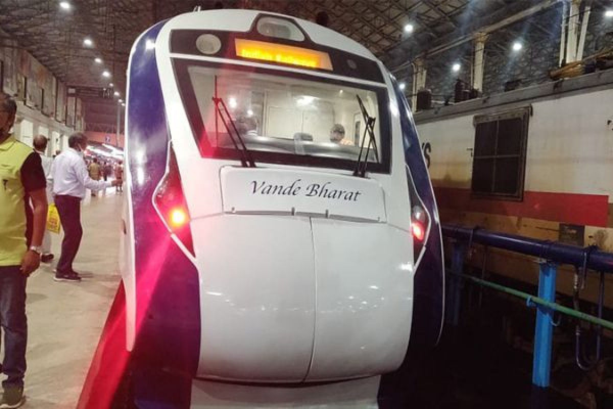 गुजरात के आणंद में वंदे भारत ट्रेन के नीचे आई 54 वर्षीय महिला की मौत | 54  year old woman dies under vande bharat train in gujarats anand - Shortpedia  News App