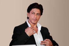 shahrukh khan stopped at mumbai airport due to this he had to pay custom duty