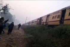 ganga gomti express divided into two parts engine moved 200 meters ahead people narrowly survived