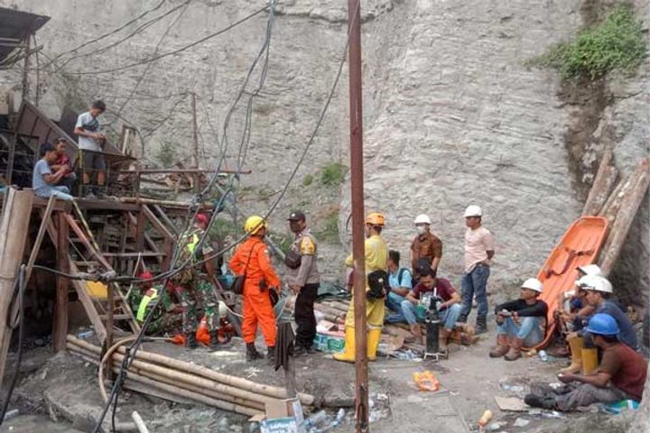 10 workers killed 4 injured 1 missing in coal mine explosion in sumatra