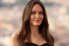 angelina jolie resigns as un refugee agencys special envoy