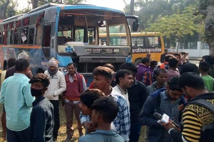 school bus overturned in prayagraj news of death of many children