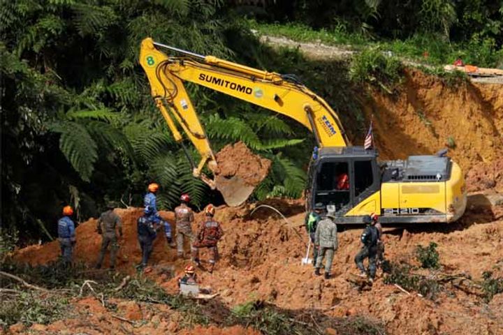 landslide in kuala lumpur 12 people missing 21 dead so far